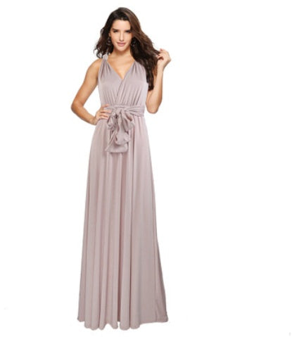 Glamuroso vestido con múltiples tirantes y espalda descubierta: elegancia escultural.