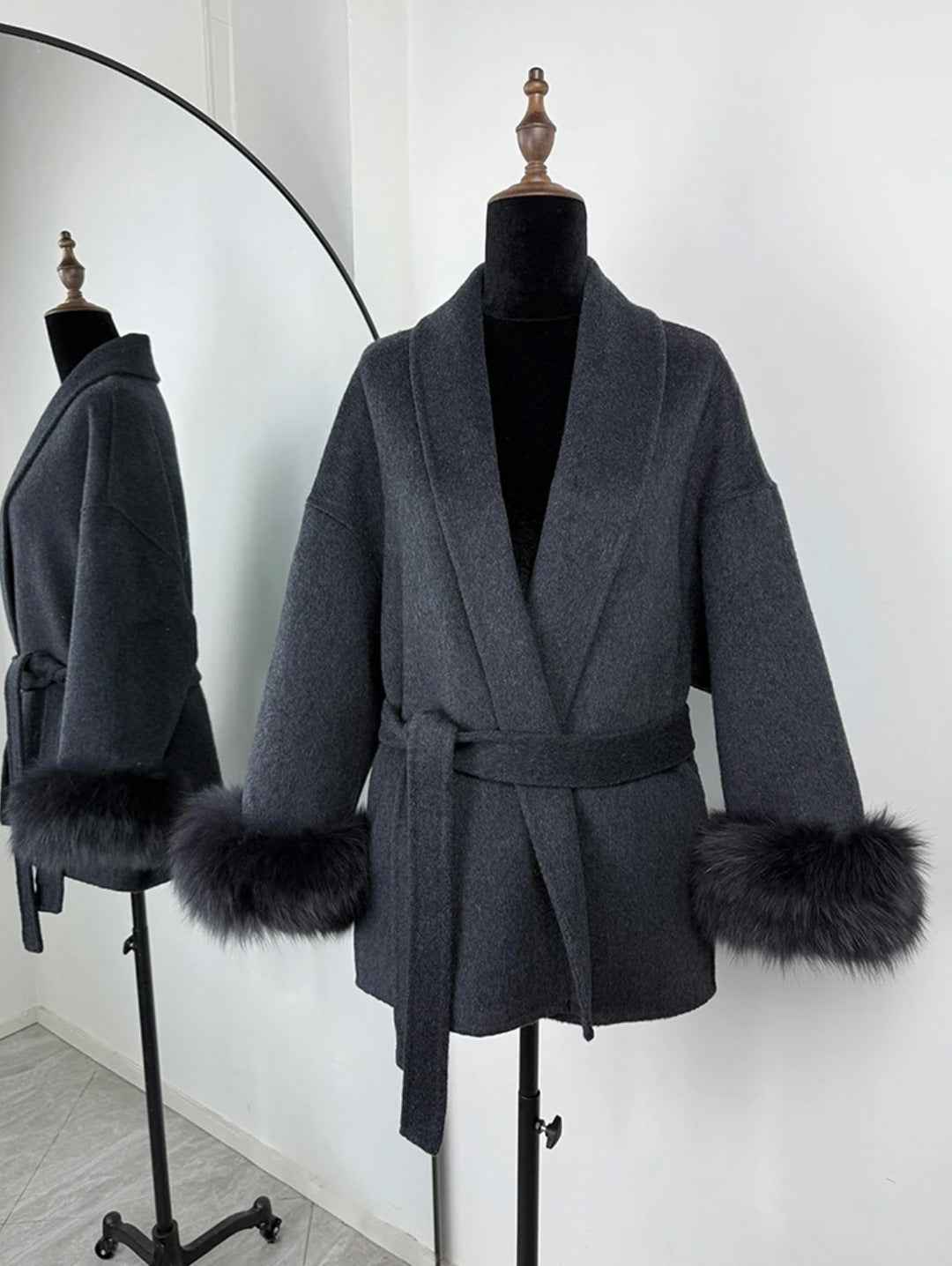 Manteau en laine française à col en V avec laçage et fourrure
