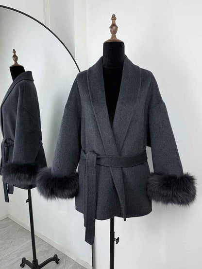 Manteau en laine française à col en V avec laçage et fourrure
