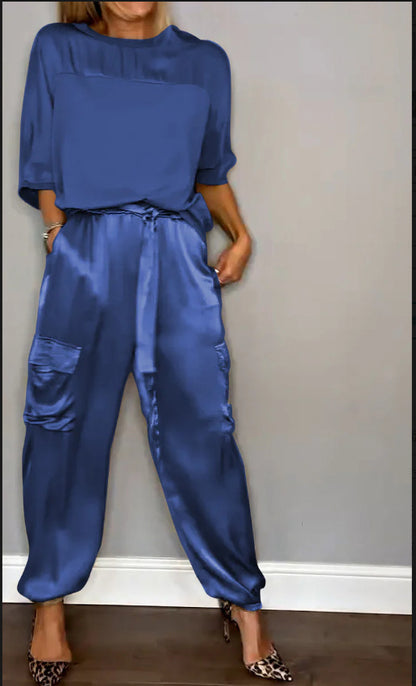 Conjunto de dos piezas de satén para mujer: elegante top y pantalón.