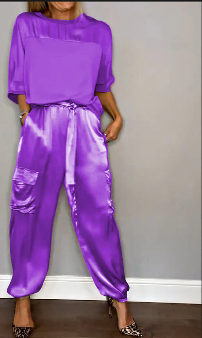 Conjunto de dos piezas de satén para mujer: elegante top y pantalón.