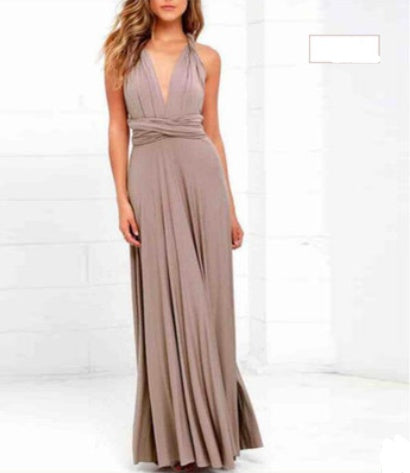 Glamuroso vestido con múltiples tirantes y espalda descubierta: elegancia escultural.