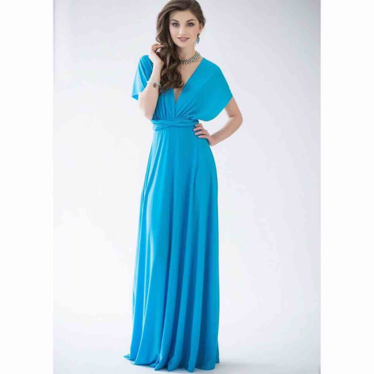 Glamuroso vestido con múltiples tirantes y espalda descubierta: elegancia escultural.
