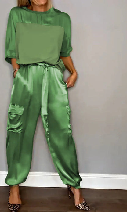 Conjunto de dos piezas de satén para mujer: elegante top y pantalón.