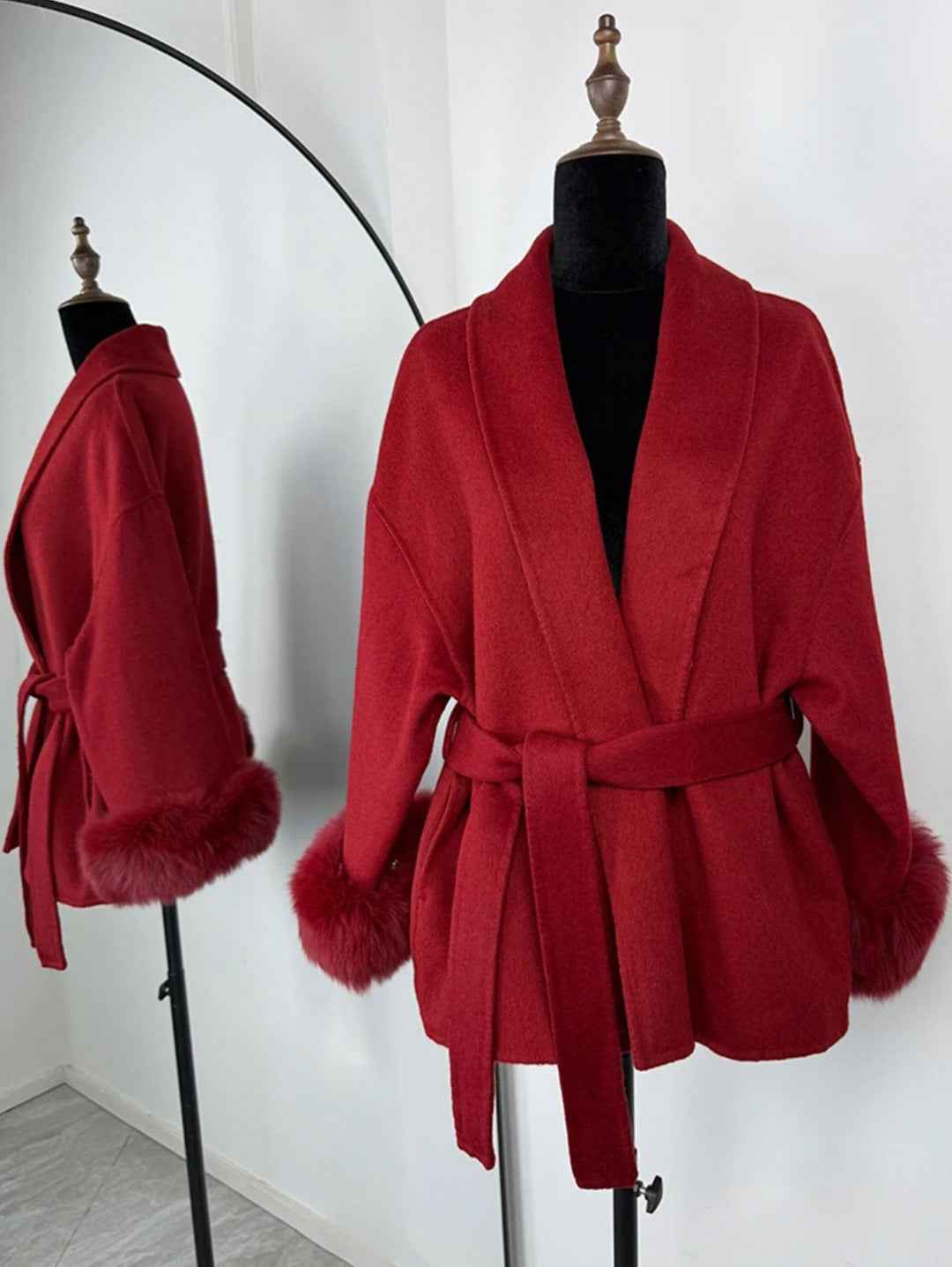 Manteau en laine française à col en V avec laçage et fourrure