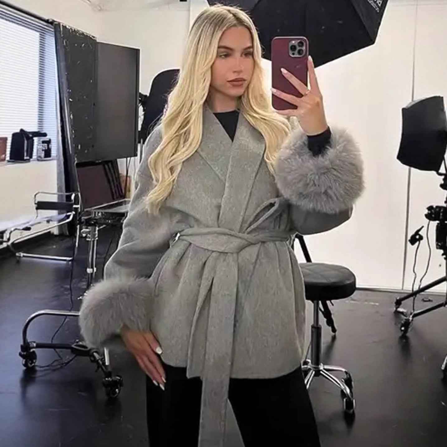 Manteau en laine française à col en V avec laçage et fourrure