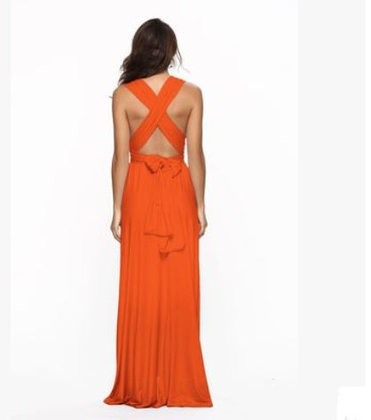 Glamuroso vestido con múltiples tirantes y espalda descubierta: elegancia escultural.