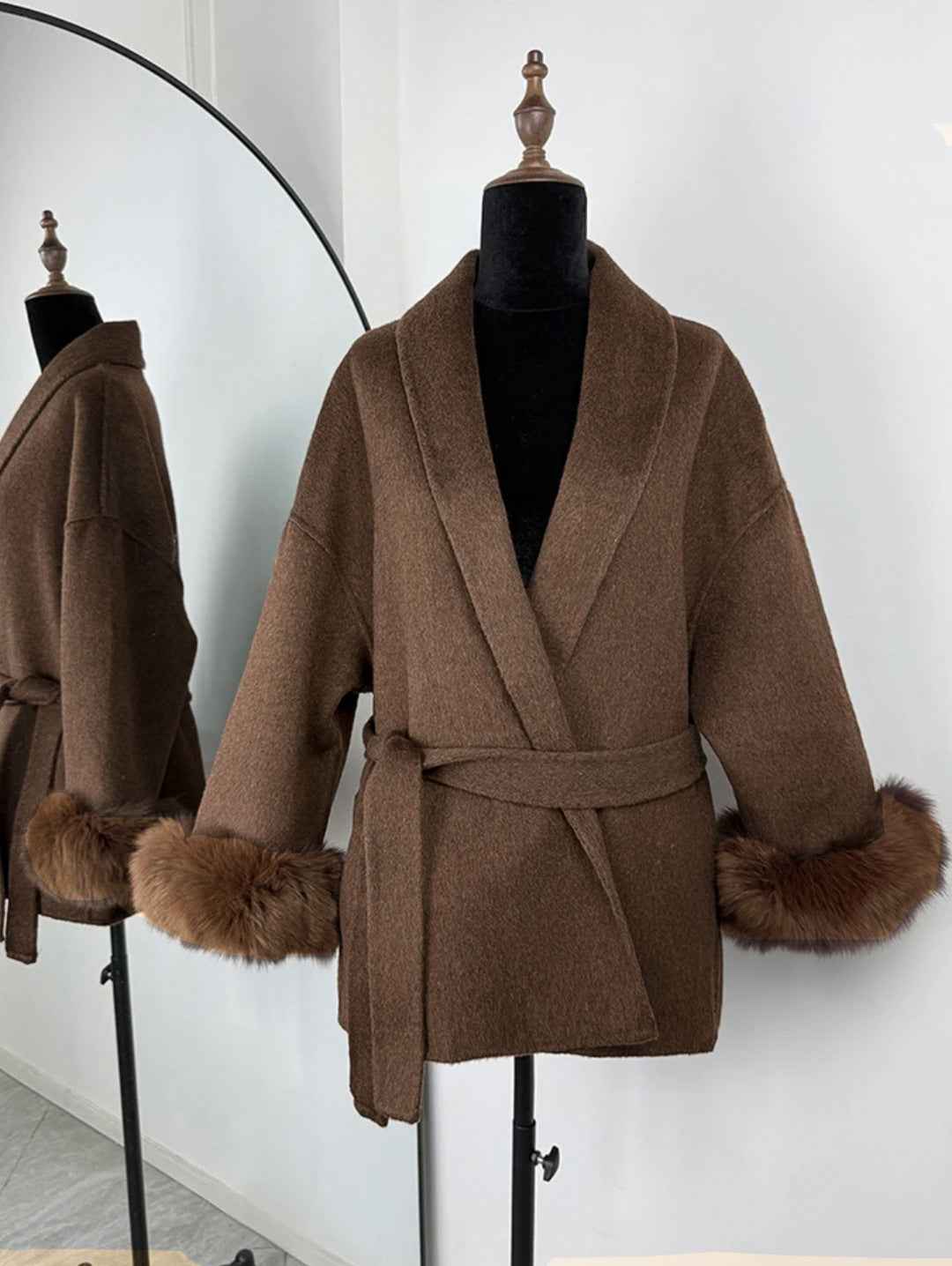 Manteau en laine française à col en V avec laçage et fourrure