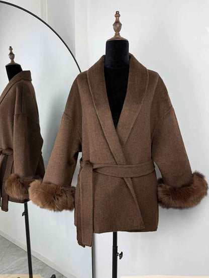 Manteau en laine française à col en V avec laçage et fourrure