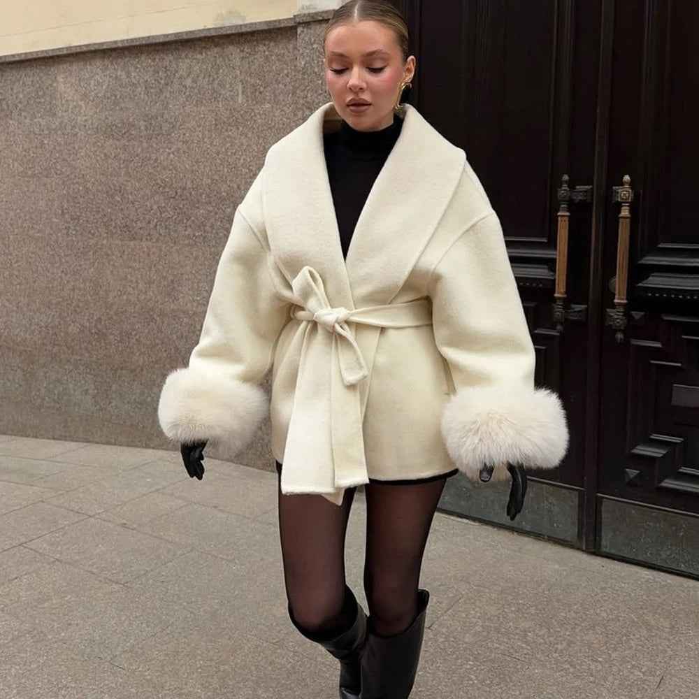Manteau en laine française à col en V avec laçage et fourrure
