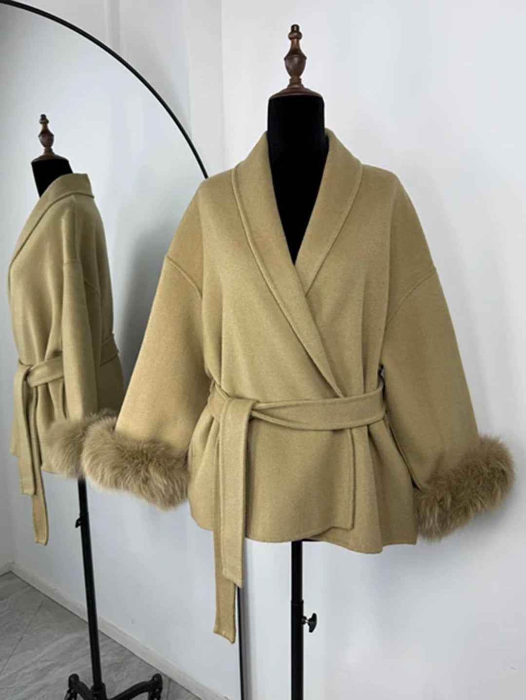 Manteau en laine française à col en V avec laçage et fourrure
