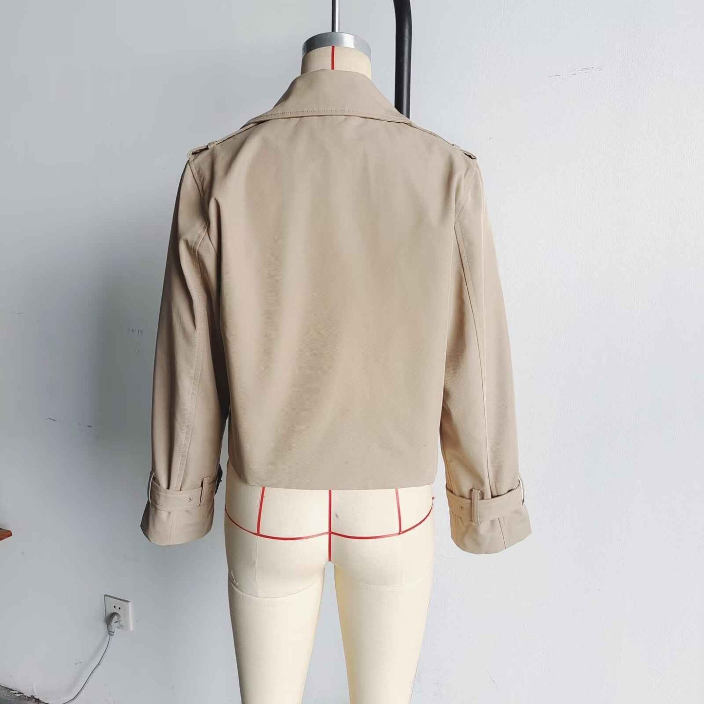 Manteau court polyvalent à double boutonnage et col à revers