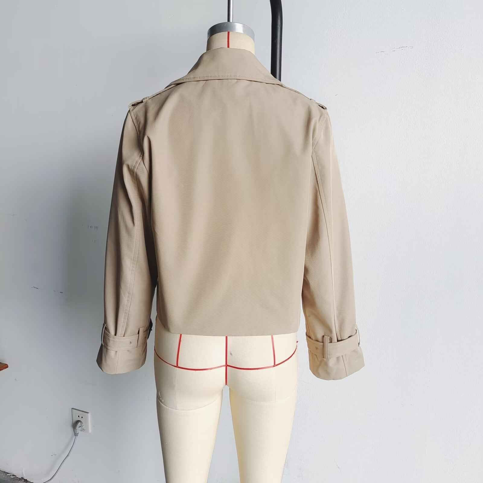 Manteau court polyvalent à double boutonnage et col à revers