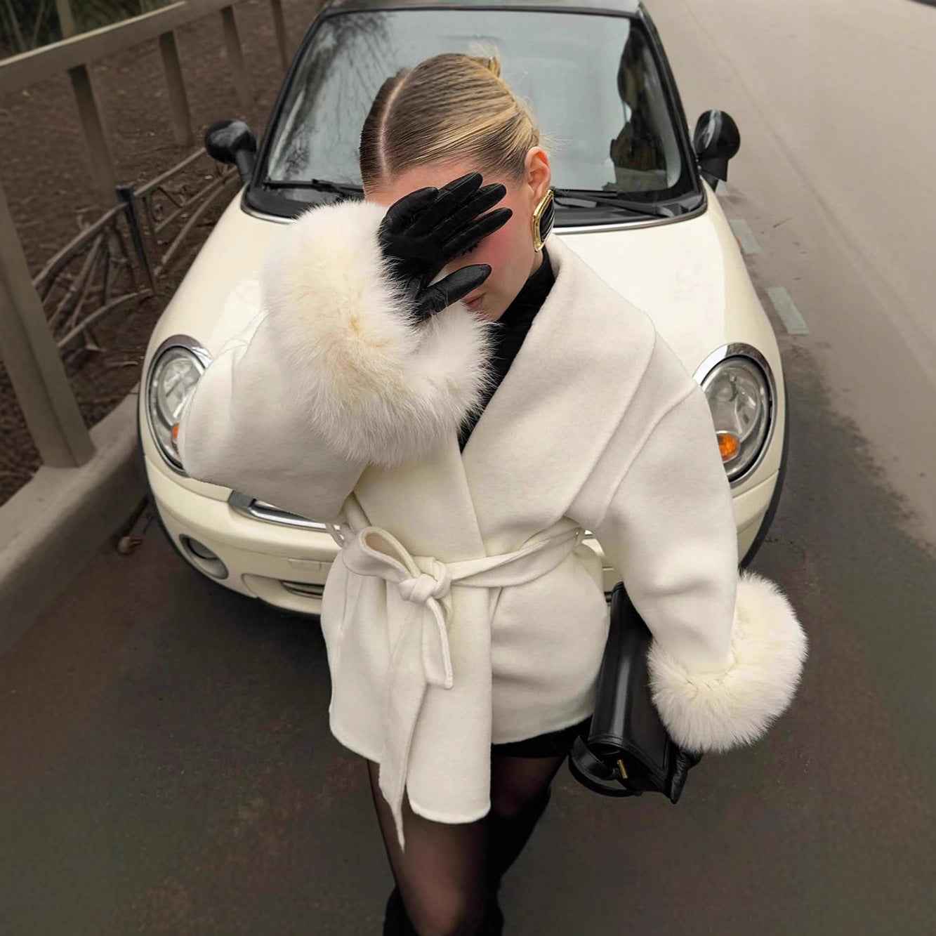 Manteau en laine française à col en V avec laçage et fourrure