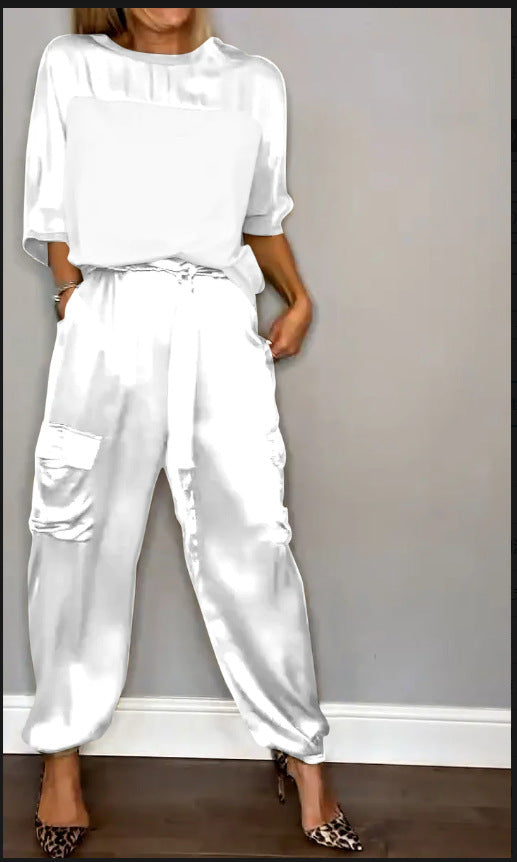 Conjunto de dos piezas de satén para mujer: elegante top y pantalón.