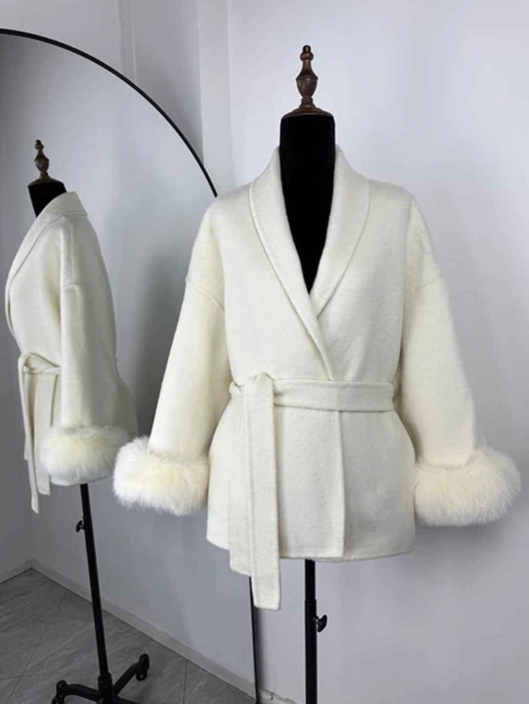 Manteau en laine française à col en V avec laçage et fourrure