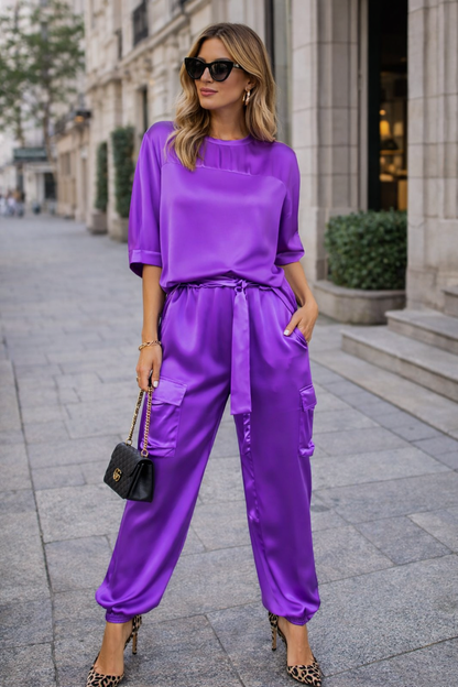Conjunto de dos piezas de satén para mujer: elegante top y pantalón.