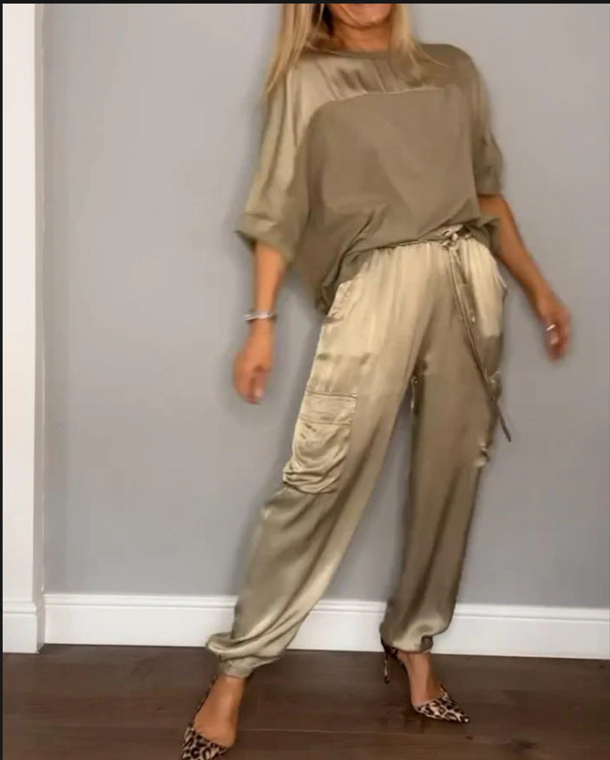 Conjunto de dos piezas de satén para mujer: elegante top y pantalón.