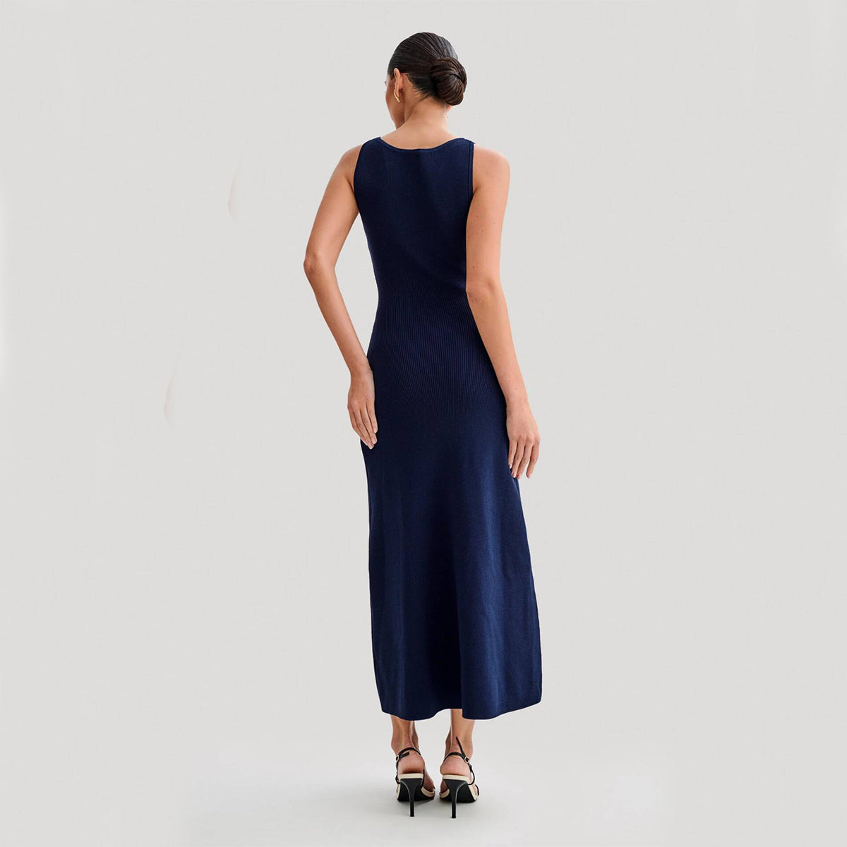 Elegant sleeveless knit dress, slim fit
