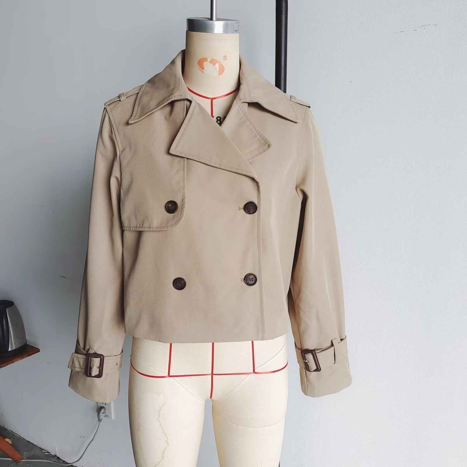 Manteau court polyvalent à double boutonnage et col à revers