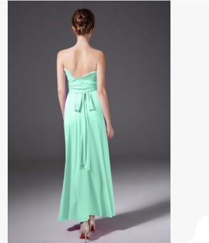 Glamuroso vestido con múltiples tirantes y espalda descubierta: elegancia escultural.
