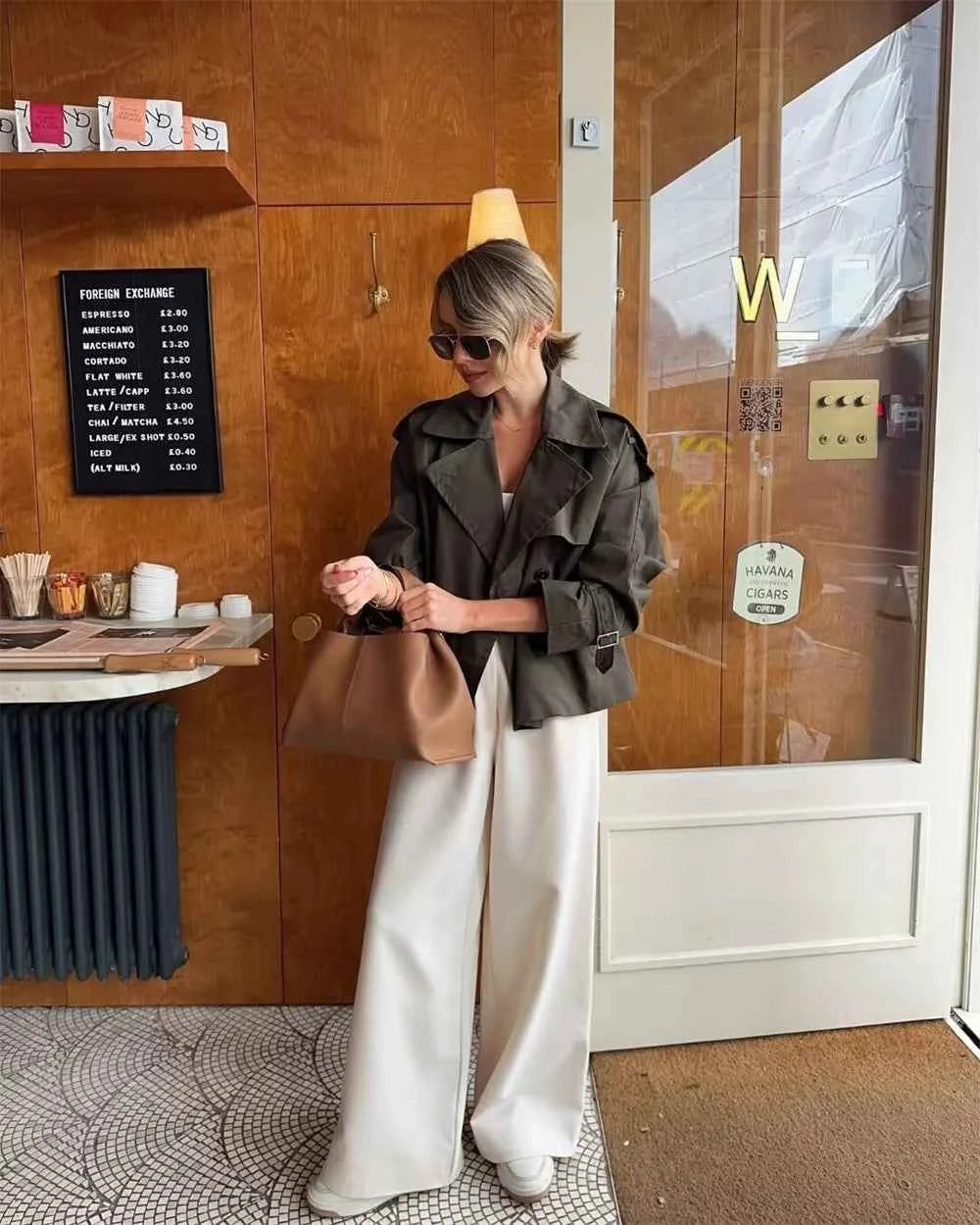 Manteau court polyvalent à double boutonnage et col à revers