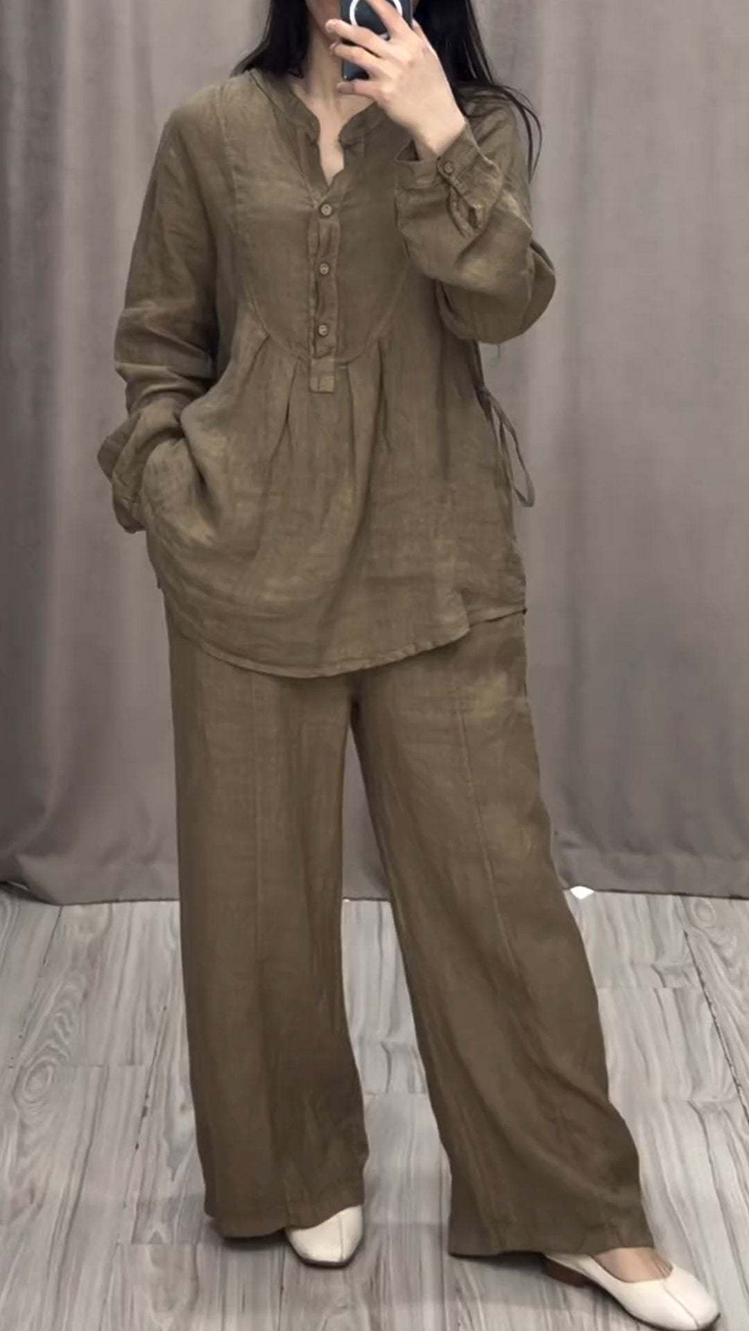 Conjunto cómodo de algodón y lino de estilo moderno.