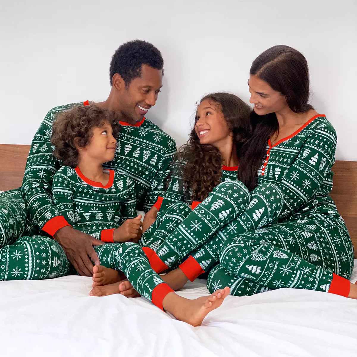 Tenue de service à domicile parents-enfant avec contraste de couleurs pour Noël