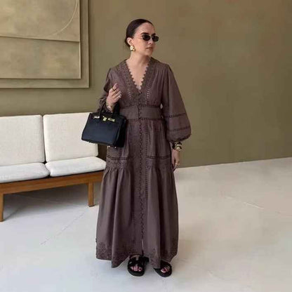 Robe longue décontractée à col en V, en dentelle ajourée avec boutons décoratifs