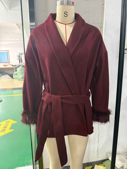 Manteau en laine française à col en V avec laçage et fourrure