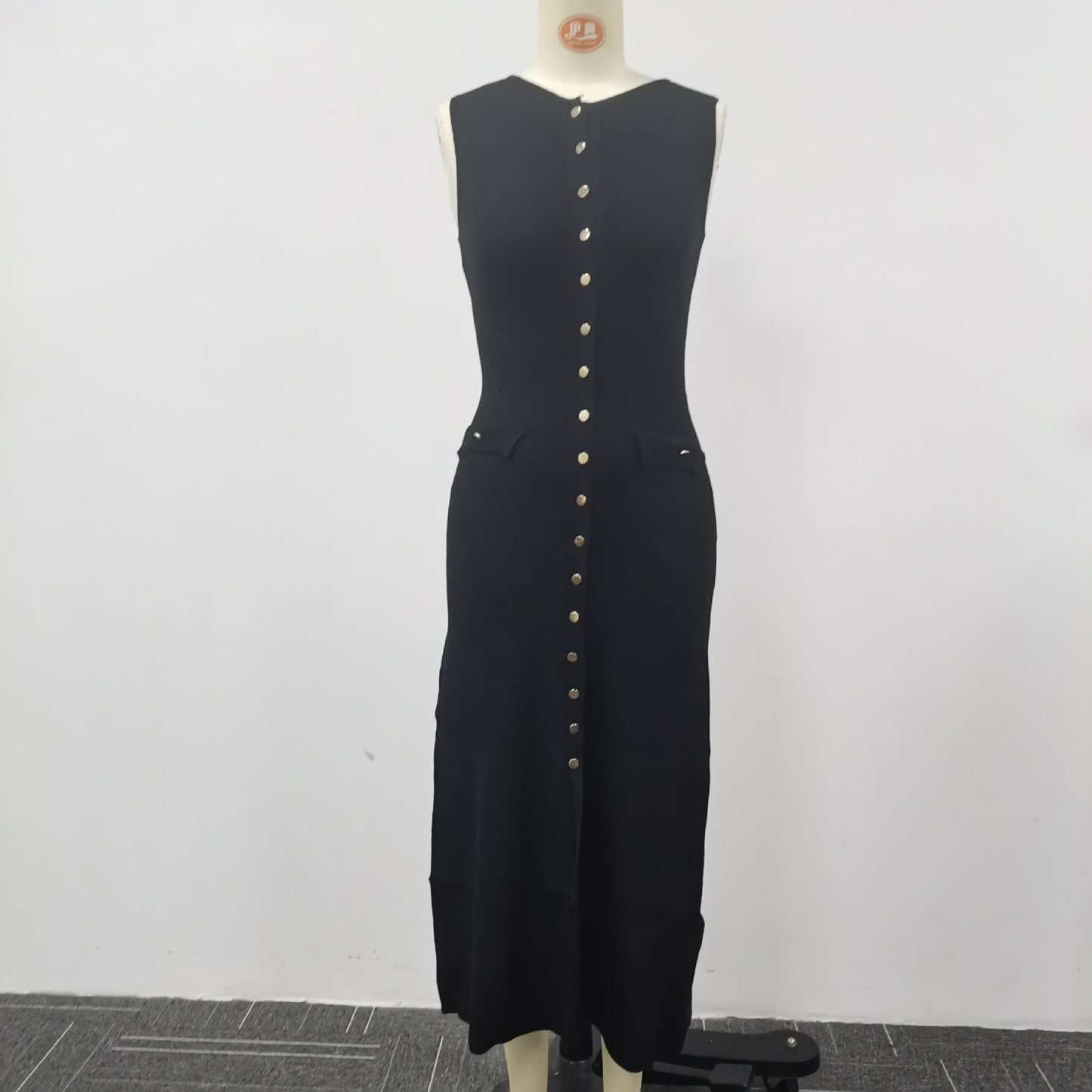 Elegante vestido largo de punto sin mangas