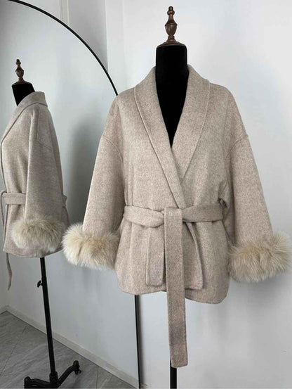 Manteau en laine française à col en V avec laçage et fourrure