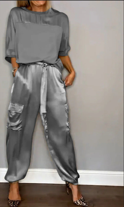 Conjunto de dos piezas de satén para mujer: elegante top y pantalón.