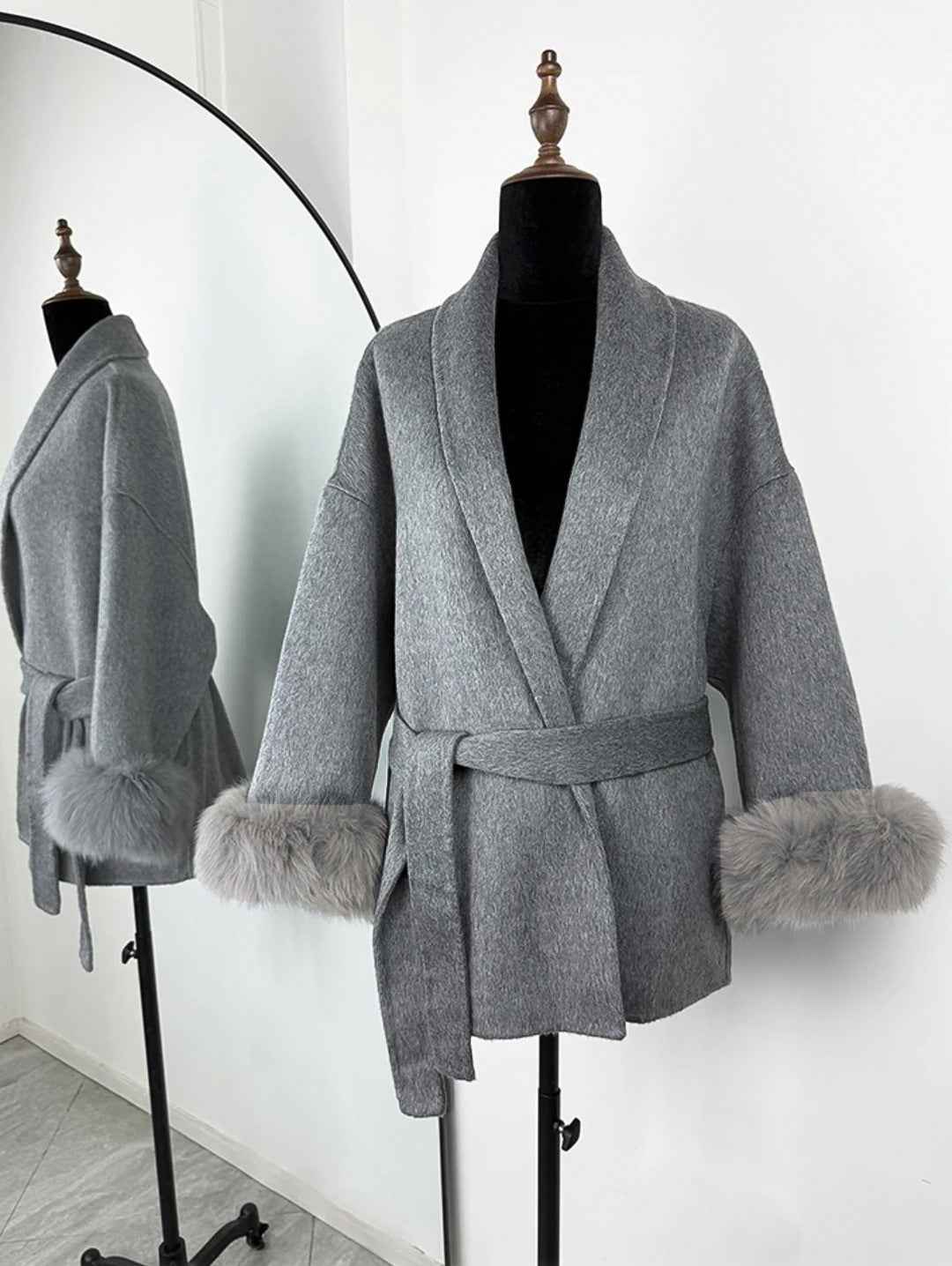 Manteau en laine française à col en V avec laçage et fourrure
