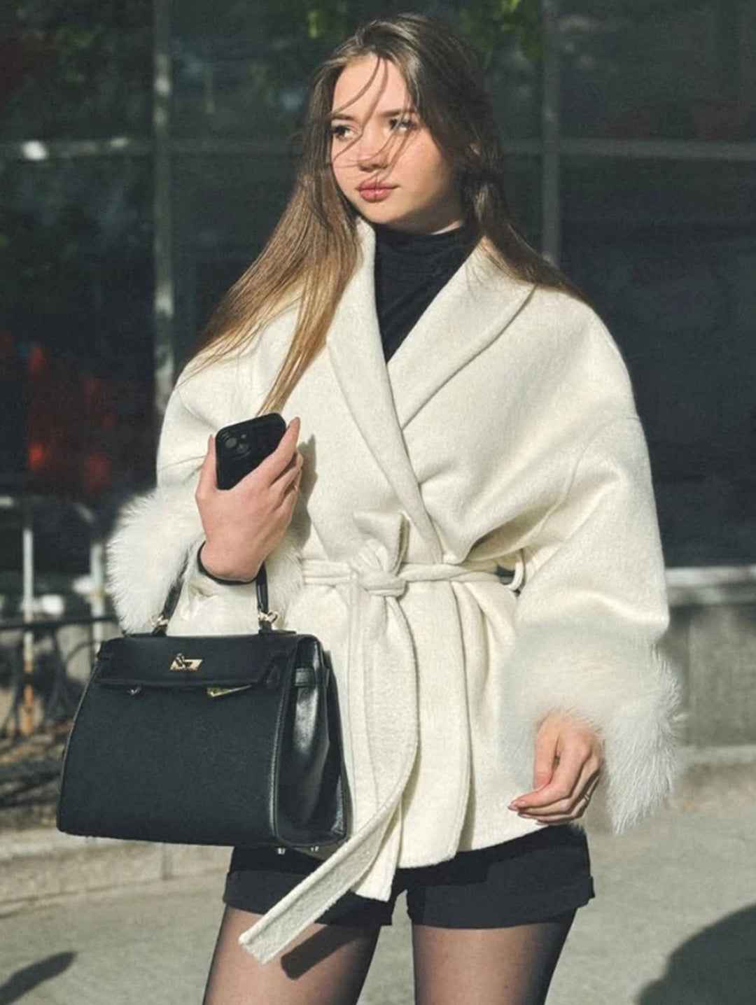 Manteau en laine française à col en V avec laçage et fourrure