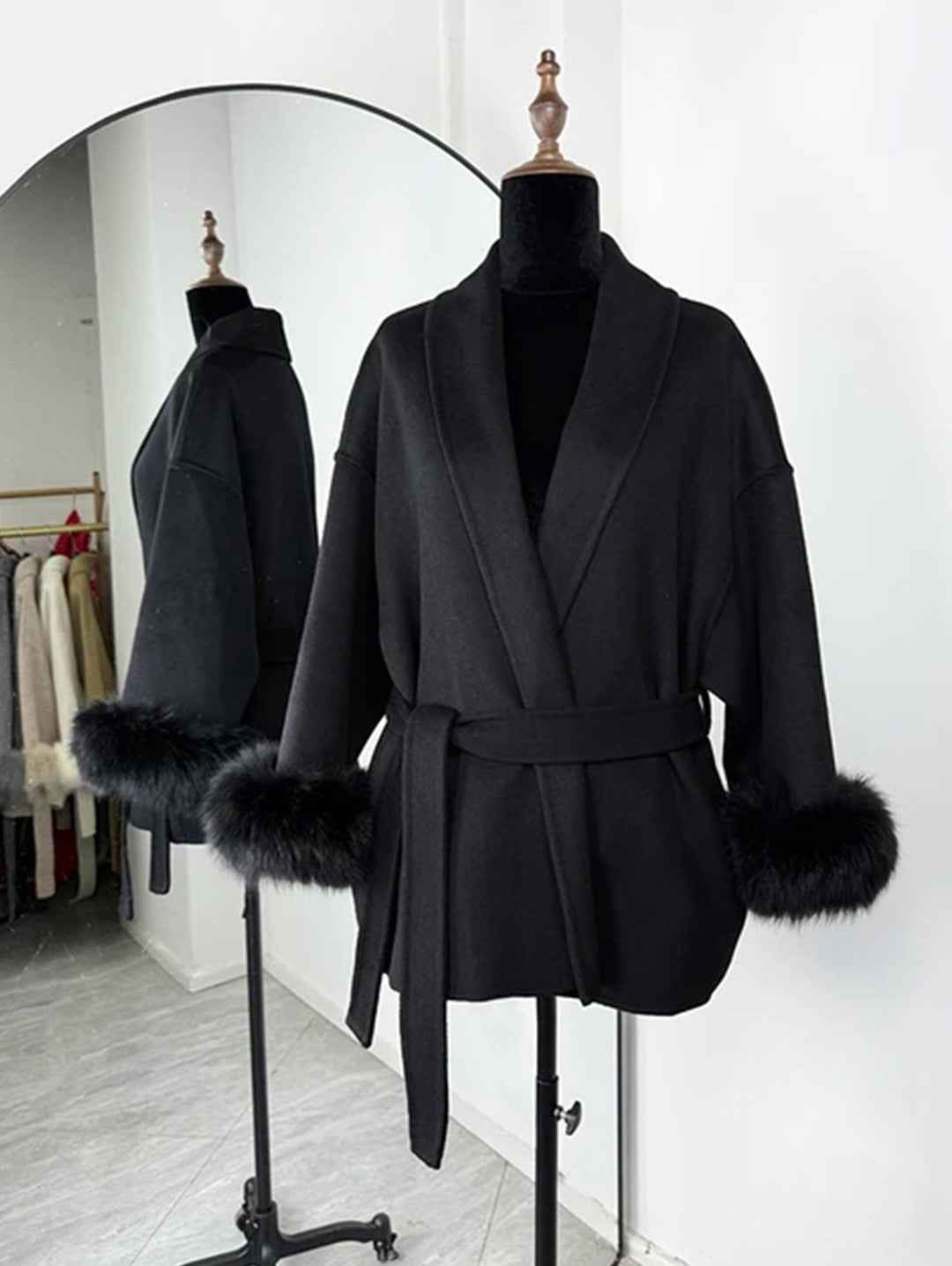 Manteau en laine française à col en V avec laçage et fourrure