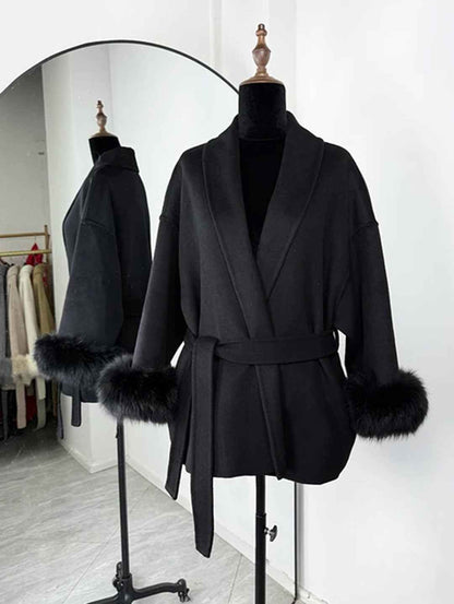 Manteau en laine française à col en V avec laçage et fourrure