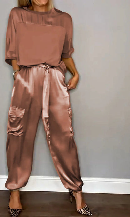 Conjunto de dos piezas de satén para mujer: elegante top y pantalón.