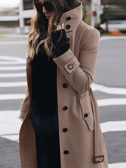 Manteau en laine ajusté à col montant