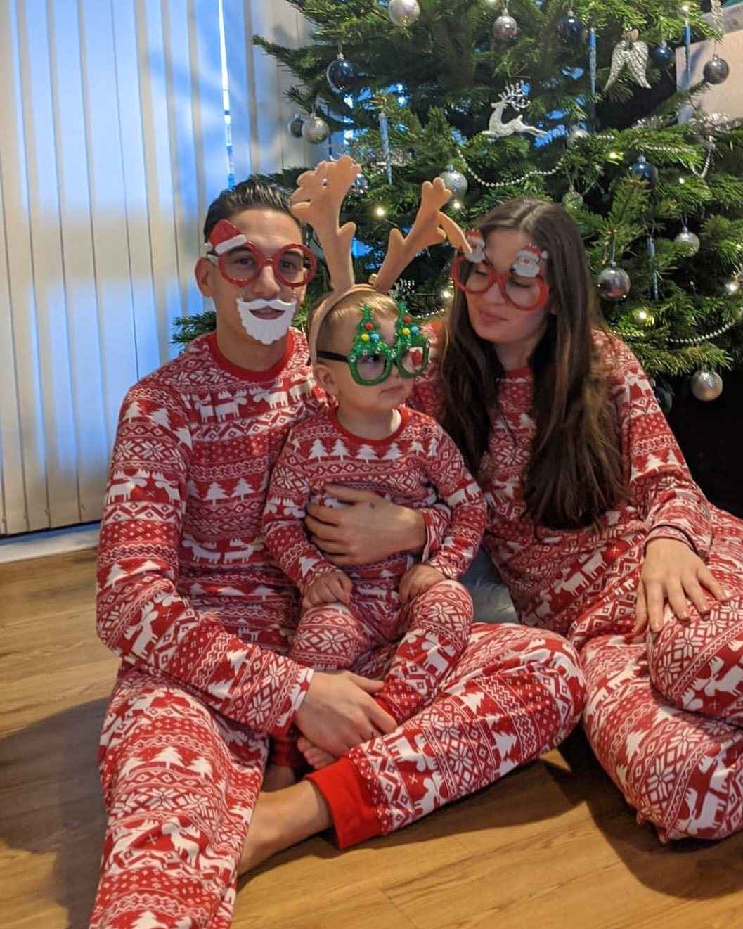 Tenue de service à domicile parents-enfant avec contraste de couleurs pour Noël